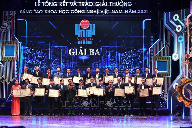Các tác giả, nhóm tác giả nhận giải Ba Giải thưởng Sáng tạo khoa học công nghệ Việt Nam năm 2021. Ảnh: Hoàng Hiếu/TTXVN