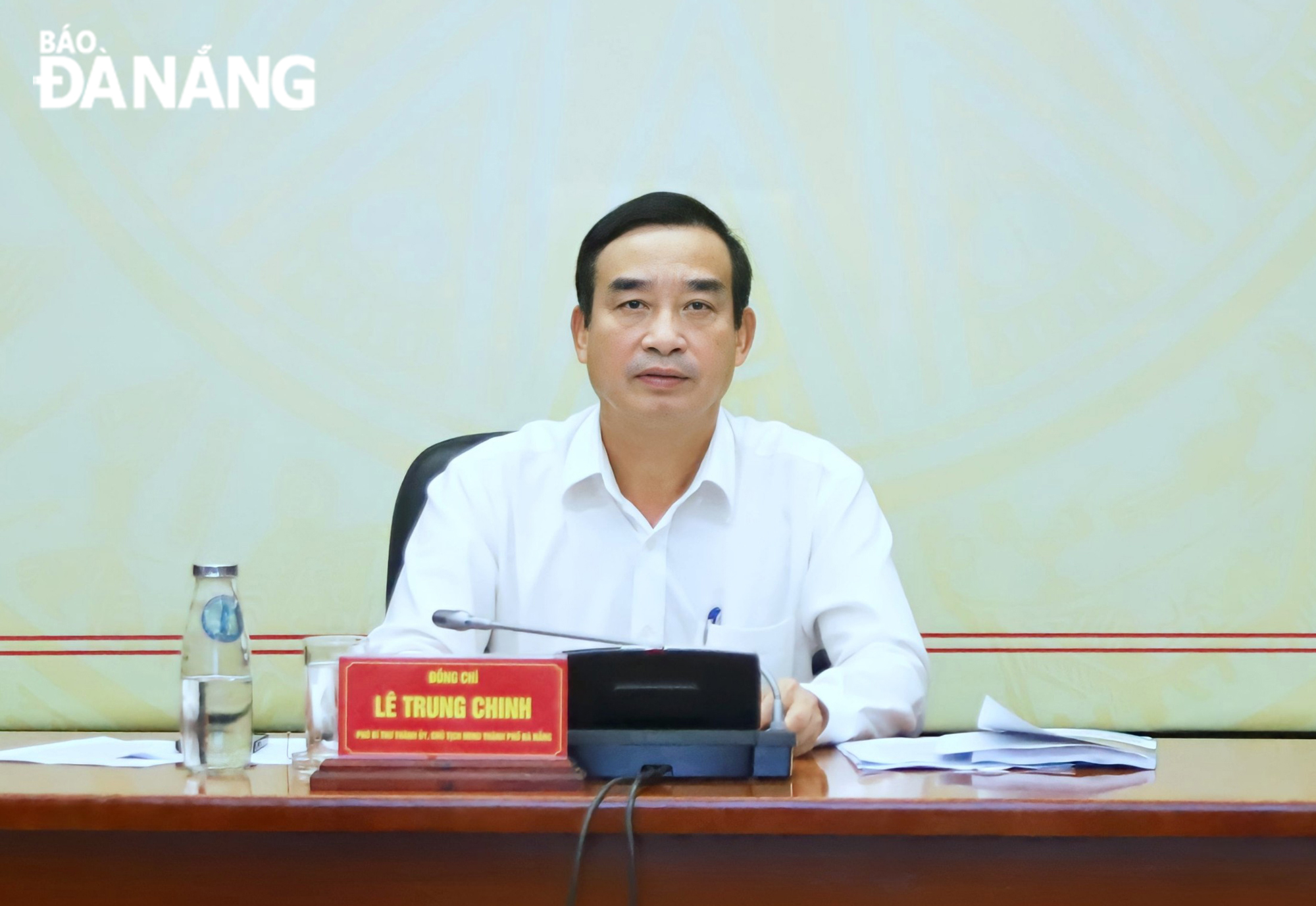 Chủ tịch UBND thành phố Lê Trung Chinh chủ trì phiên họp thường kỳ tháng 10-2022. Ảnh: TRƯỜNG SƠN