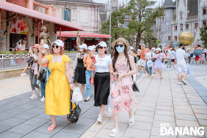 It is neccesary for Da Nang to develop new and unique tourism products, and strengthen promotion and advertising activities in order to lure more visitors to the city. IN PHOTO: Visitors to the Sun World Ba Na Hills Tourist Area. Photo: THU HA