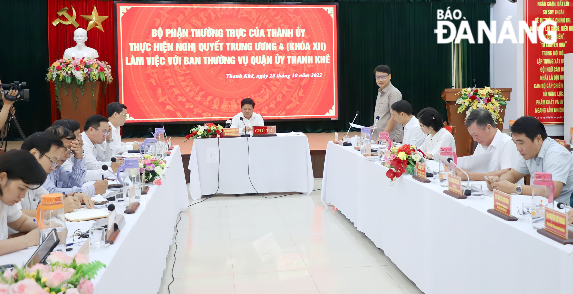 Chủ tịch Ủy ban MTTQ Việt Nam thành phố Ngô Xuân Thắng phát biểu tại buổi làm việc. Ảnh: NGỌC PHÚ