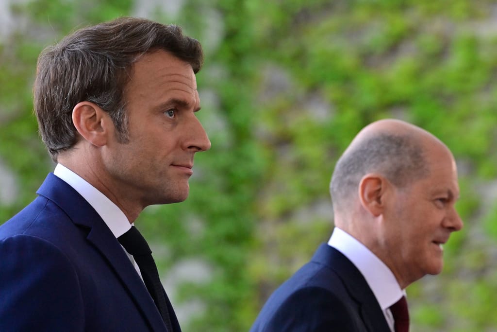 Tổng thống Pháp Emmanuel Macron (bên trái) và Thủ tướng Đức Olaf Scholz. Ảnh: Getty Images