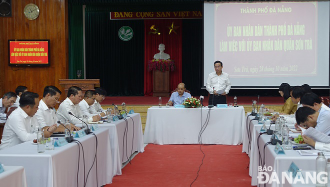 Quang cảnh buổi làm việc của Phó Bí thư Thành ủy, Chủ tịch UBND thành phố Lê Trung Chinh, Phó Chủ tịch UBND thành phố Lê Quang Nam với Quận ủy, UBND quận Sơn Trà. Ảnh: HOÀNG HIỆP