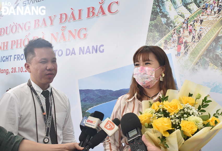 Ms. Yang (right) hopes to have time to visit all of the city's popular tourist attractions. Photo: THU HA