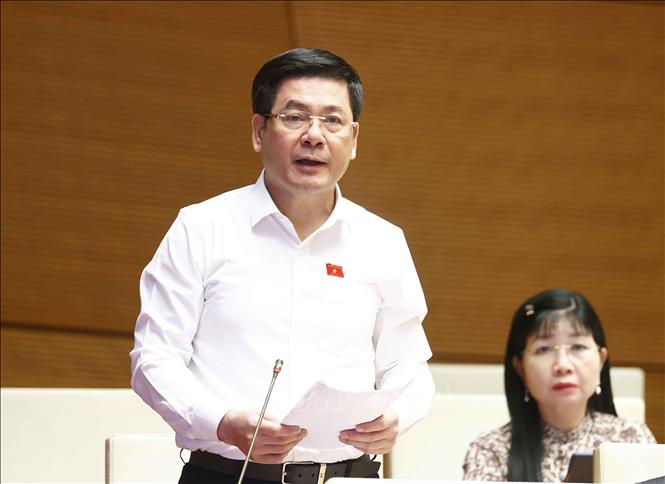 Bộ trưởng Bộ Công Thương Nguyễn Hồng Diên phát biểu giải trình, làm rõ một số vấn đề đại biểu Quốc hội nêu. Ảnh: Doãn Tấn/TTXVN