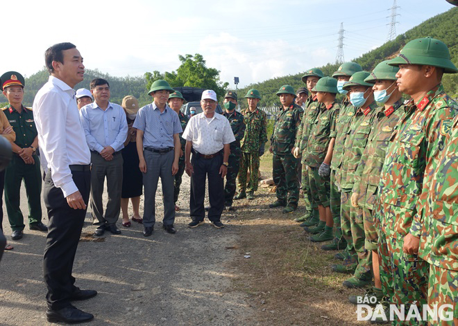 Chủ tịch UBND thành phố Lê Trung Chinh biểu dương và động viên các cán bộ, chiến sĩ các đơn vị quân đội đang khắc phục sạt lở tại nghĩa trang Hòa Sơn. Ảnh: HOÀNG HIỆP