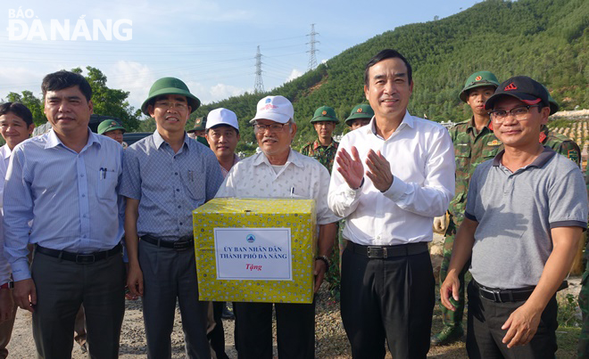 Chủ tịch UBND thành phố Lê Trung Chinh (thứ 2 từ phải sang) tặng quà cho đại diện các đơn vị quân đội tham gia khắc phục sạt lở tại nghĩa trang Hòa Sơn.