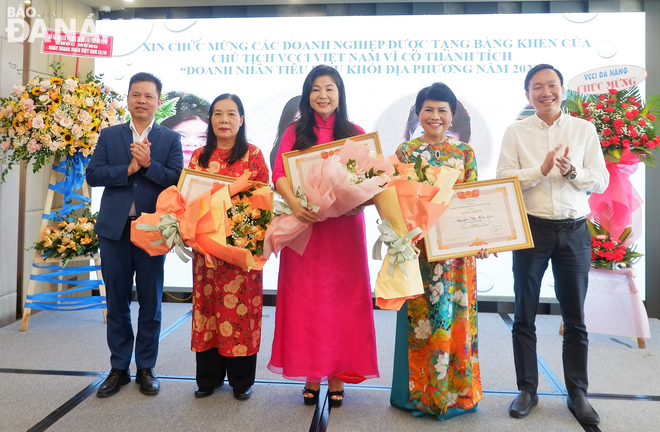 Ông Nguyễn Tiến Quang ((đầu tiên, bên phải), Giám đốc VCCI - chi nhánh Đà Nẵng thay mặt Chủ tịch VCCI trao bằng khen cho các nữ doanh nhân Đà Nẵng. Ảnh: M.Q