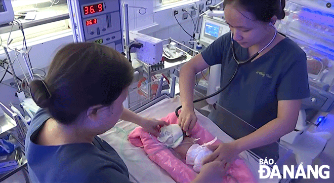 Nhiều thành tựu khoa học và công nghệ trong lĩnh vực y tế được ứng dụng trong thời gian qua.  Trong ảnh: Bác sĩ đang khám cho trẻ sơ sinh tại Bệnh viện Phụ sản - Nhi Đà Nẵng. Ảnh: THANH THẢO	