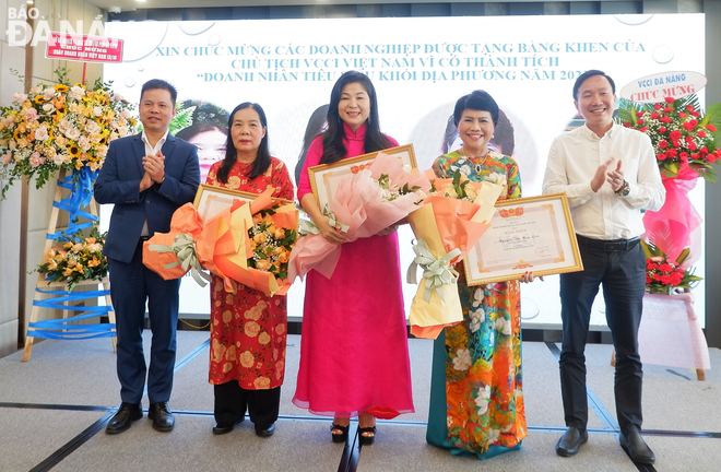 Mr. Nguyen Tien Quang (first, right), Director of the Da Nang branch of VCCI, awarding Certificates of Merit to Da Nang businesswomen. Photo: M.Q