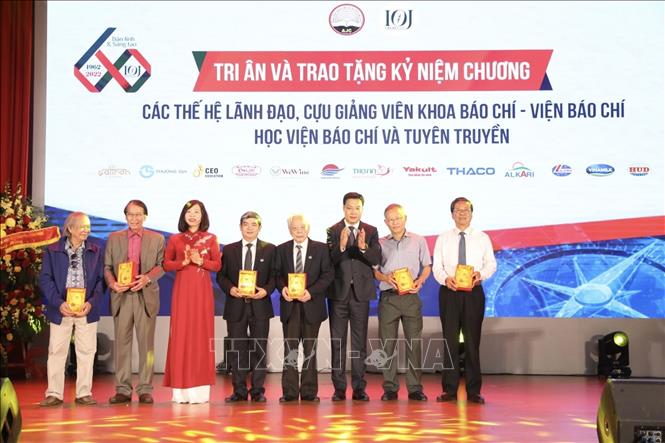 Tri ân các thế hệ lãnh đạo, cán bộ, giảng viên và các cơ quan, tổ chức, cá nhân có đóng góp cho sự phát triển của Khoa Báo chí - Viện Báo chí, Học viện Báo chí và Tuyên truyền. Ảnh: Minh Quyết/TTXVN