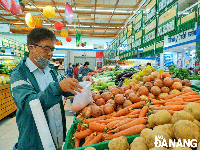 Shoppers at the Co.opmart Da Nang. Ảnh: QUYNH TRANG