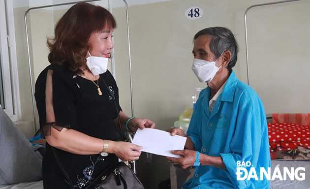 Members of the Viet Nam Automobile Tyre Association present gifts to cancer patients. Photo: DAC MANH