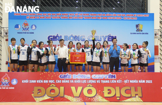 Đội nữ Trường Đại học Duy Tân đoạt chức vô địch nội dung bóng chuyền nữ khối Đại học, Cao đẳng. Ảnh: NGỌC QUỐC