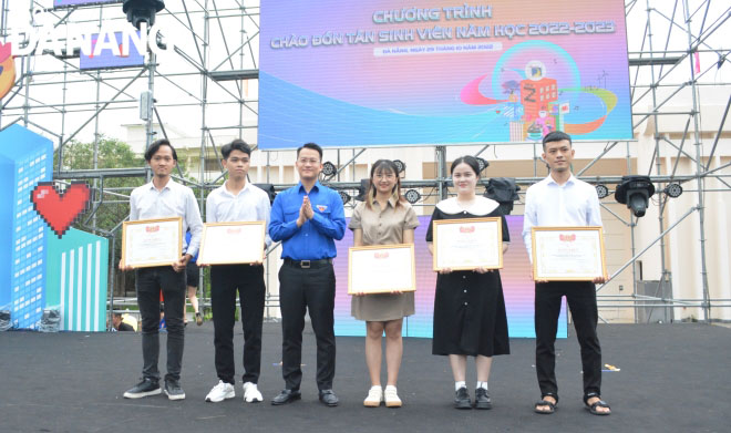 Secretary of the Da Nang Youth Union Nguyen Manh Dung (third from the left) presenting scholarships to new students with top enrollment scores at universities. Photo: NGOC HA