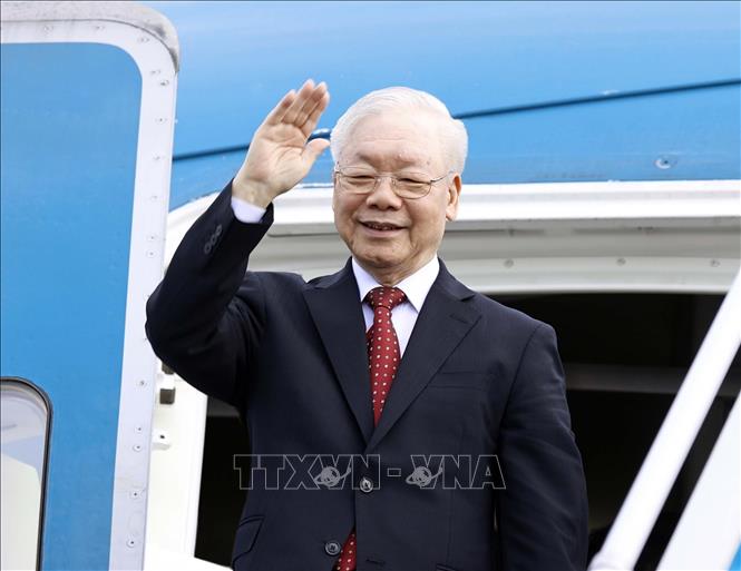 Tổng Bí thư Nguyễn Phú Trọng vẫy chào các đồng chí lãnh đạo cấp cao Đảng, Nhà nước ra tiễn tại Sân bay quốc tế Nội Bài. 