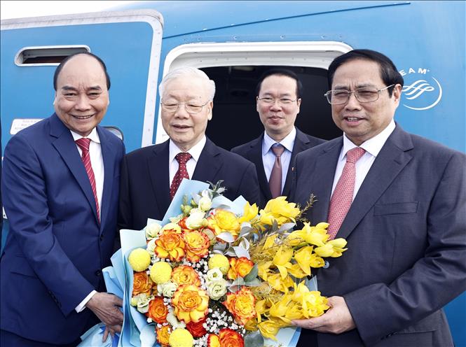 Chủ tịch nước Nguyễn Xuân Phúc, Thủ tướng Phạm Minh Chính tặng hoa, tiễn Tổng Bí thư Nguyễn Phú Trọng lên đường thăm chính thức Trung Quốc.