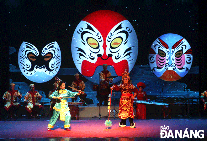 Artistes of the Nguyen Hien Dinh Tuong Theater perform the Tuong excerpt ‘Nguyet Co turn herself into a fox’ in the ‘Vietnamese soul’ art program. Photo: XUAN DUNG