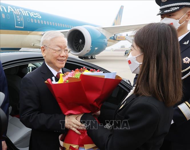 Nghi thức tặng hoa chào mừng tại lễ đón Tổng Bí thư Nguyễn Phú Trọng và Đoàn đại biểu cấp cao Đảng Cộng sản Việt Nam ở Sân bay quốc tế Bắc Kinh. Ảnh: Trí Dũng/TTXVN