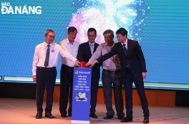 Delegates pressing the button to launch the Education Exchange Viet Nam forum. Photo: NGOC HA