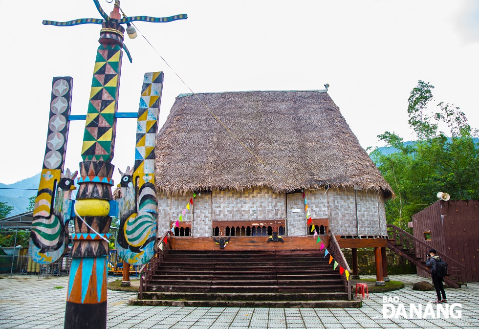 The Guol house in Gian Bi Village, Hoa Bac Commune still retains the typical culture of the Co Tu ethnic minority group through decorative motifs and sculpted items. 