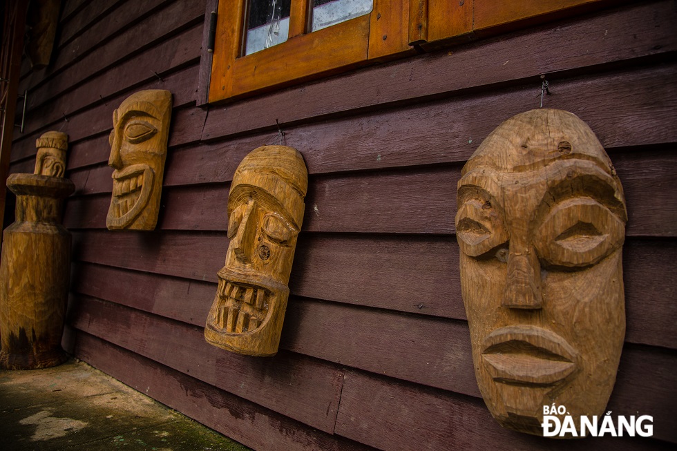 Sculptures created by artisan Alang My are decorated in the Guol house. Each sculpture has a different meaning.