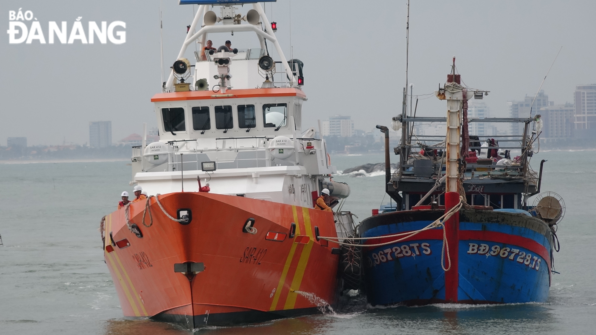 Fishing boat BD96728 TS being towed by rescue ship SAR 412 back to the mainland.