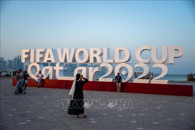 Du khách chụp ảnh tại Doha, Qatar, ngày 23-10-2022. Ảnh: AFP/TTXVN