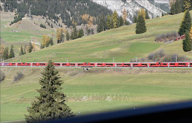 Đoàn tàu chở khách dài nhất thế giới thực hiện hành trình trên cung đường Albula-Bernina ở Thụy Sĩ, ngày 29/10/2022. Ảnh: THX/TTXVN