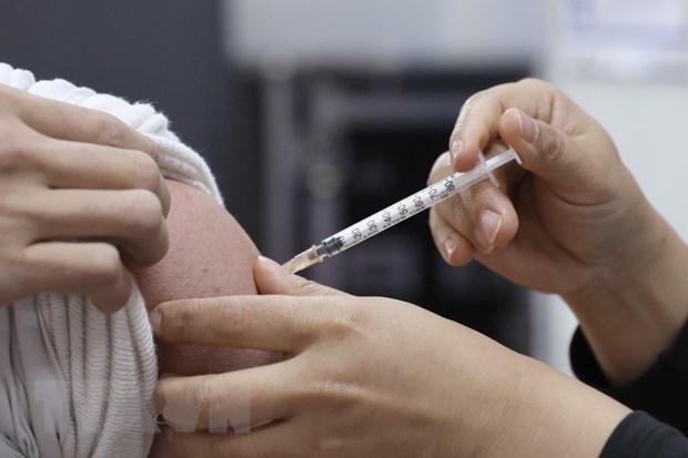 Tiêm vaccine phòng COVID-19 cho người dân. (Ảnh: Minh Quyết/TTXVN)