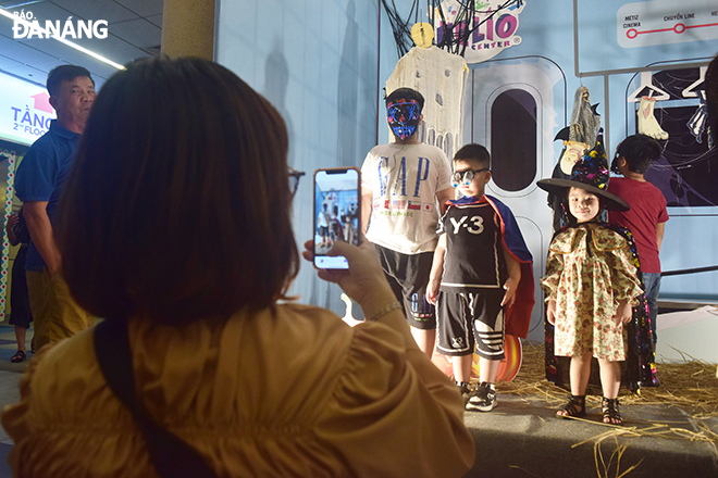 Parents taking photos of their children to save their fun moments