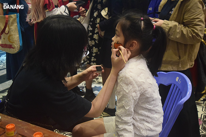 As part of a series of Halloween activities in the Asia Park, the free face painting activity attract much attention from many children.