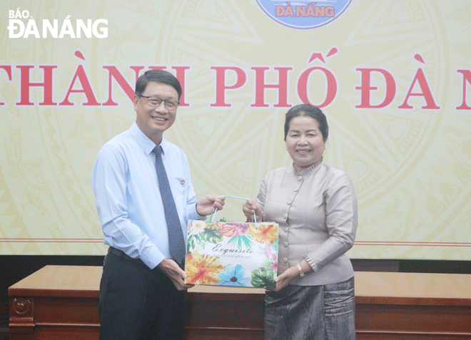 Chairman of the Viet Nam Fatherland Front Committee in Da Nang Ngo Xuan Thang (left) presenting a souvenir to Mrs. Vardsana Silima, Chairwoman of the Lao Front Committee for National Construction in Champasak Province. Photo: N. QUANG