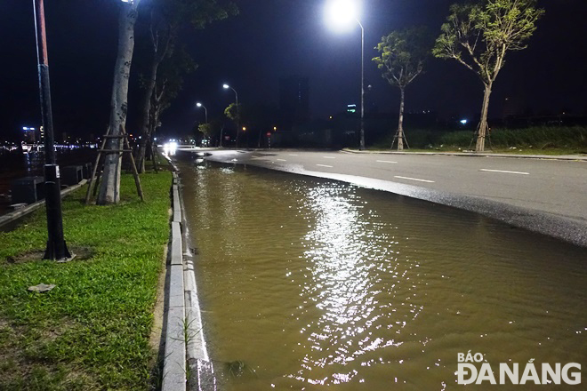 During Monday night and early Tuesday morning, high tides and waves brought by tropical storm Nalgae and the northeast monsoon caused the Han River Estuary to overflow, sending a large amount to flood a part of riverside Nhu Nguyet Street. Photo: HOANG HIEP