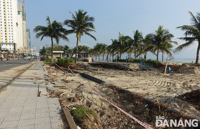 Da Nang is in need of about VND180 billion in support from the national government’s budget to implement the reinforcement of the embankment system along the nearly 2,000m-long Hoang Sa - Vo Nguyen Giap - Truong Sa coastal route. Photo: HOANG HIEP 