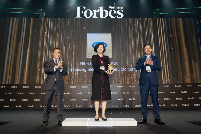 Bà Bùi Thị Hương - Giám đốc Điều hành Vinamilk nhận chứng nhận thương hiệu dẫn đầu trong lĩnh vực thực phẩm đồ uống năm 2022 từ Forbes Việt Nam.  