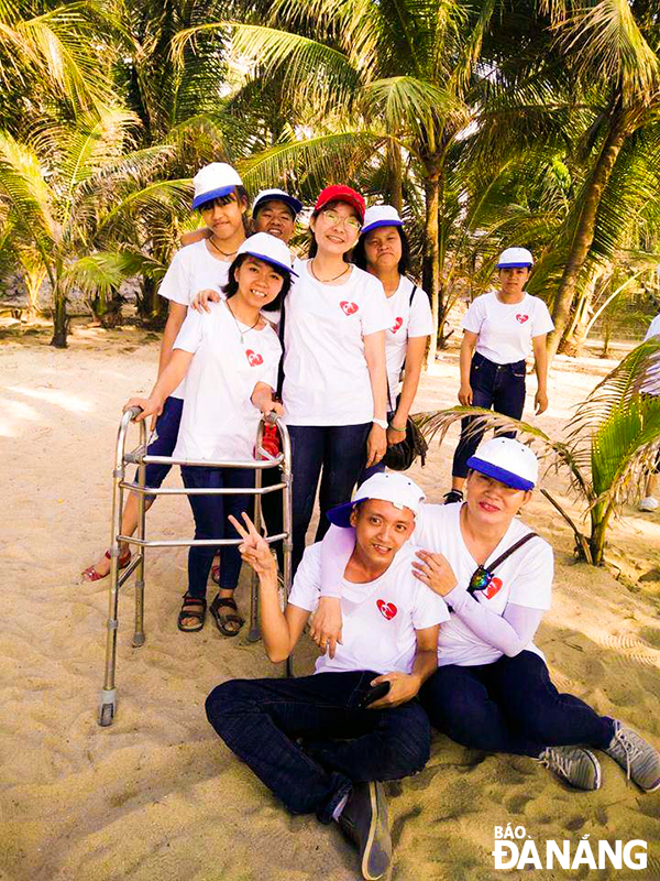 Ms. Le My Ai (2nd on the right, back row) participates in a picnic with the children from the Da Nang Red Cross’s Charity Career Orientation Centre. Photo: D.G.H