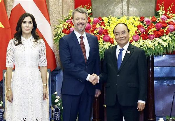 President Nguyen Xuan Phuc (R) welcomes Danish Crown Prince Frederik and Crown Princess Mary Elizabeth (Photo: VNA)