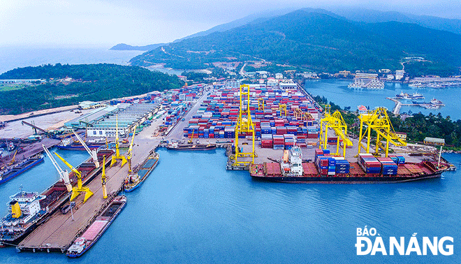 Thúc đẩy ngành công nghiệp logistics với hệ thống các cảng biển như cảng Tiên Sa.  Ảnh: TRIỆU TÙNG
