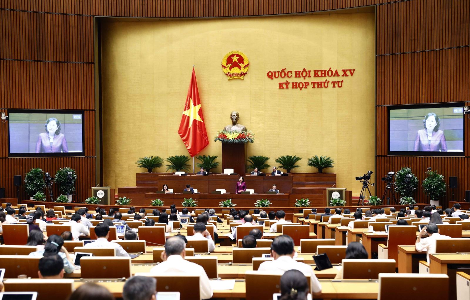 Ngày 1/11, Thống đốc Ngân hàng Nhà nước Việt Nam Nguyễn Thị Hồng phát biểu giải trình, làm rõ một số vấn đề đại biểu Quốc hội nêu. Ảnh: Doãn Tấn/TTXVN