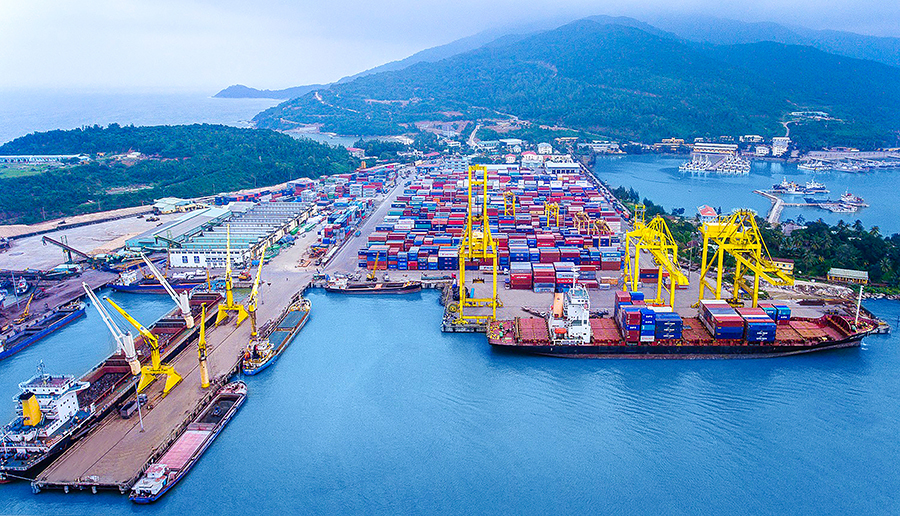 Promoting the logistics industry with a system of seaports like the Tien Sa Port.