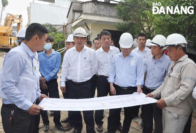 Da Nang Party Committee Deputy Secretary cum municipal People's Council Chairman Luong Nguyen Minh Triet (third, left) inspecting the Khe Can sewer line project in Cam Le District on Tuesday. Photo: THANH LAN