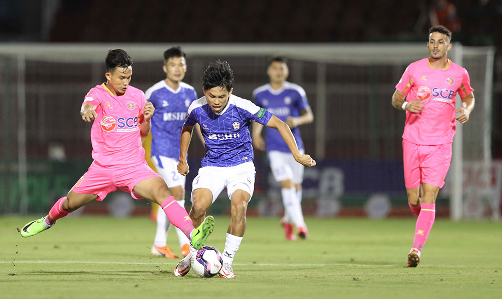 Trận đấu trên sân Hòa Xuân giữa SHB Đà Nẵng (giữa) và Sài Gòn FC tại vòng 23 V-League 2022 là bước ngoặt trong cuộc đua trụ hạng của hai đội bóng. Ảnh: P.N