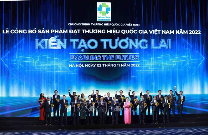 Thủ tướng Chính phủ Phạm Minh Chính chụp ảnh cùng các Doanh nghiệp có sản phẩm đạt thương hiệu quốc gia Việt Nam năm 2022. Ảnh: Vũ Sinh/TTXVN