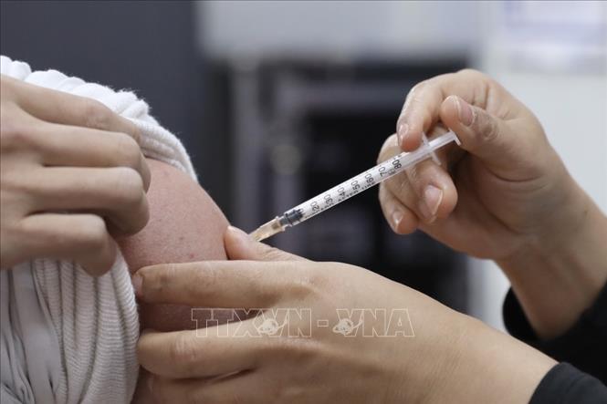 Tiêm vaccine là biện pháp phòng Covid-19 hữu hiệu nhất. Ảnh: TTXVN