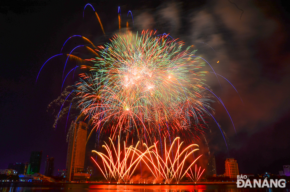 A fireworks performance at the Da Nang International Fireworks Festival 2019. Photo: X.D