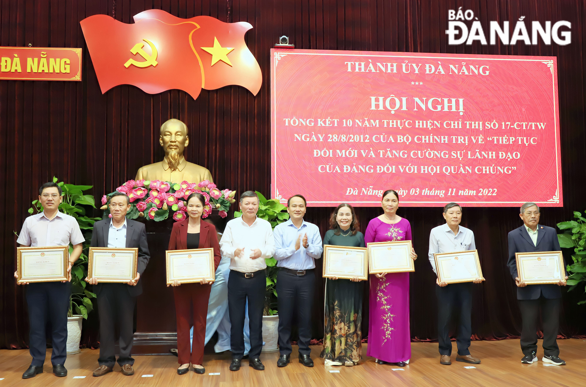 Trưởng ban Dân vận Thành ủy Lê Văn Trung và Trưởng ban Tổ chức Thành  ủy Nguyễn Đình Vĩnh trao bằng khen của Chủ tịch UBND thành phố cho các tập thể. Ảnh: NGỌC PHÚ