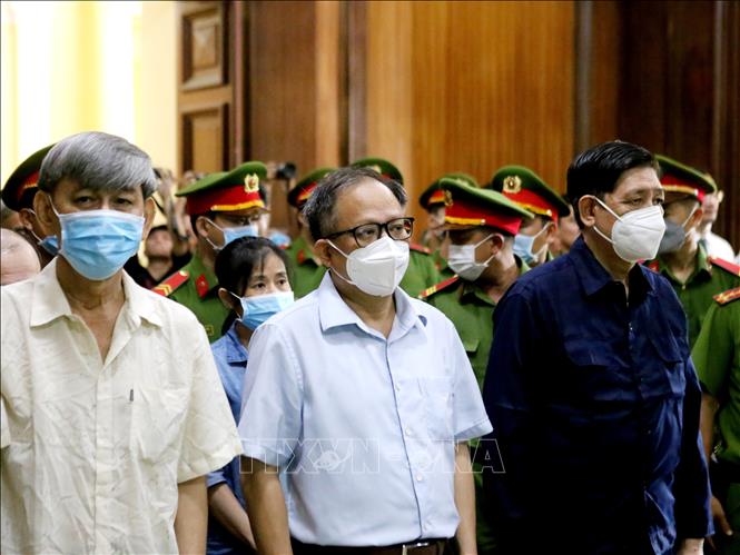 Bị cáo Tất Thành Cang (giữa) tại phiên xét xử ngày 10-10-2022. Ảnh: Thành Chung/TTXVN