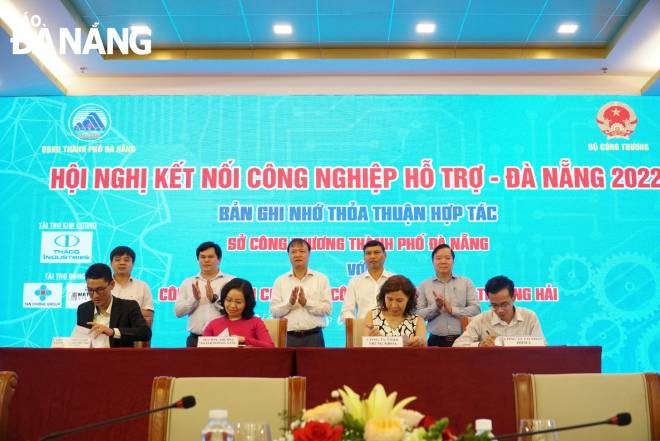 Tại hội nghị đã diễn ra chương trình ký kết biên bản ghi nhớ và hợp tác của 4 cặp kết nối. Ảnh: QUỲNH TRANG