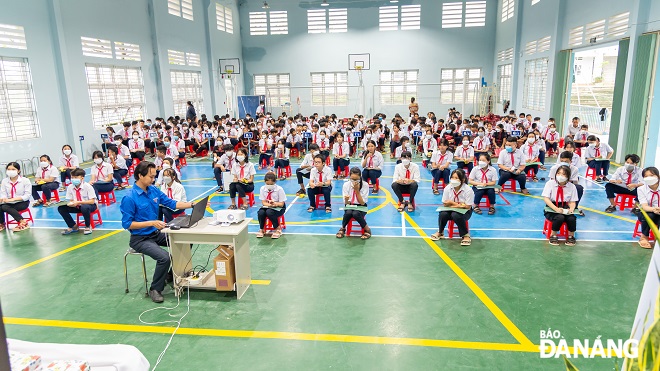 Học sinh tại địa bàn xã Hòa Bắc (huyện Hòa Vang) được tổ chức một buổi tuyên truyền về tầm quan trọng của mắt đối với cuộc sống.