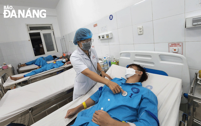 A dengue patient is under treatment at the Da Nang General Hospital. Photo: PHAN CHUNG